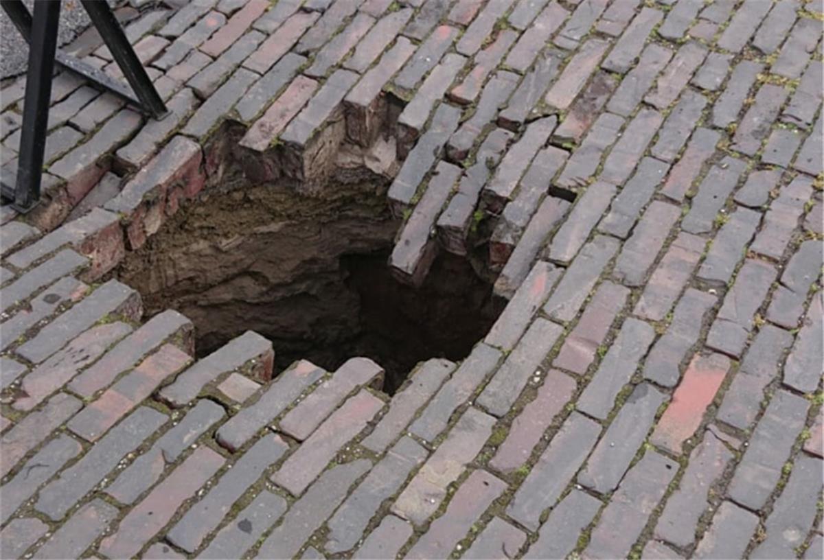 In FAH-Straßen klaffen große Löcher Eines Morgens im Mai klaffte dieses Loch in der Fritz-Reuter-Straße im Nordenhamer Stadtteil Friedrich-August-Hütte. Die Stadt hat die Stelle inzwischen repariert.