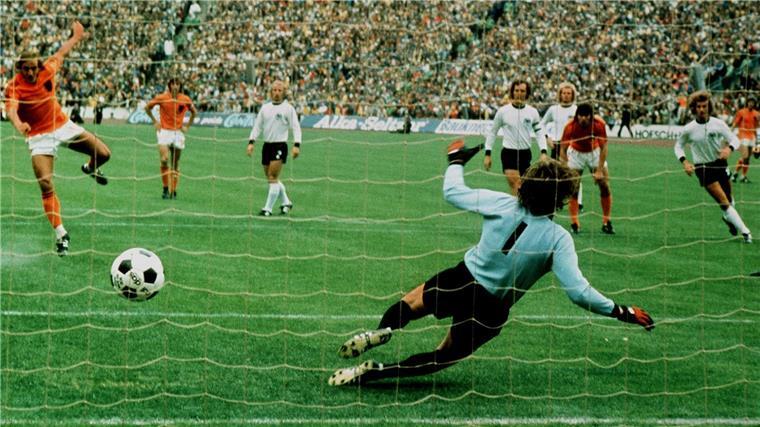 Fußballwelt trauert um Johan Neeskens Eines seiner bekanntesten Tore: Johan Neeskens trifft im WM-Endspiel 1974 gegen Deutschland zur 1:0-Führung.