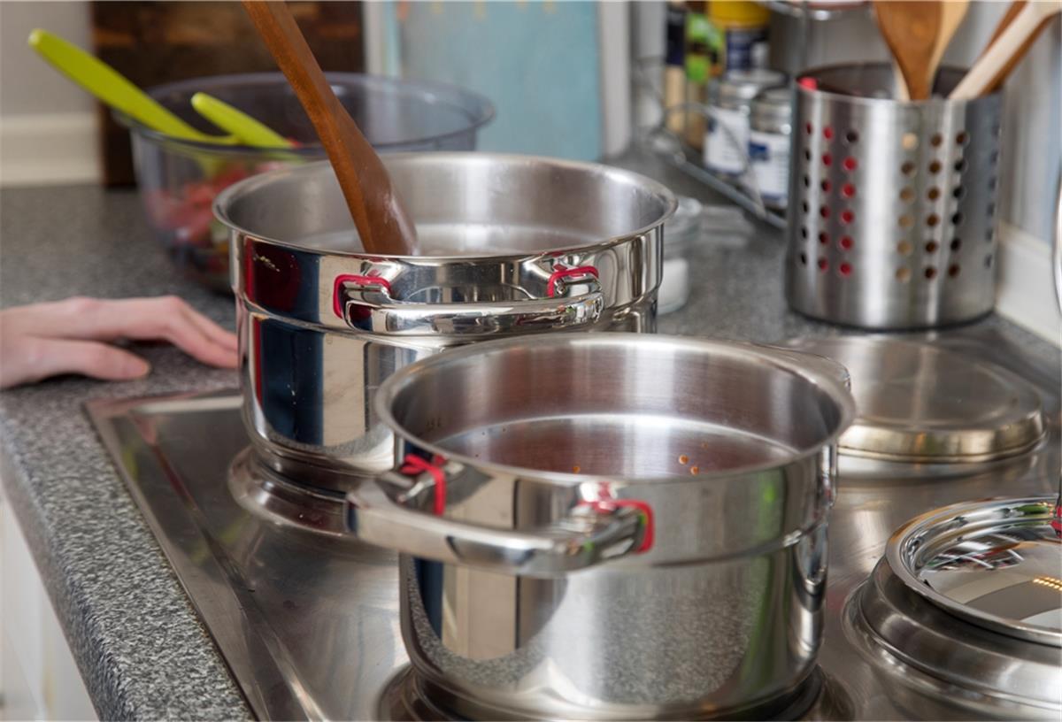 Tipp: So kann man beim Kochen Strom sparen Einfach kochen lassen: In den letzten 10 bis 15 Minuten der Garzeit reicht in der Regel die Restwärme aus, um ein Gericht fertig zuzubereiten.
