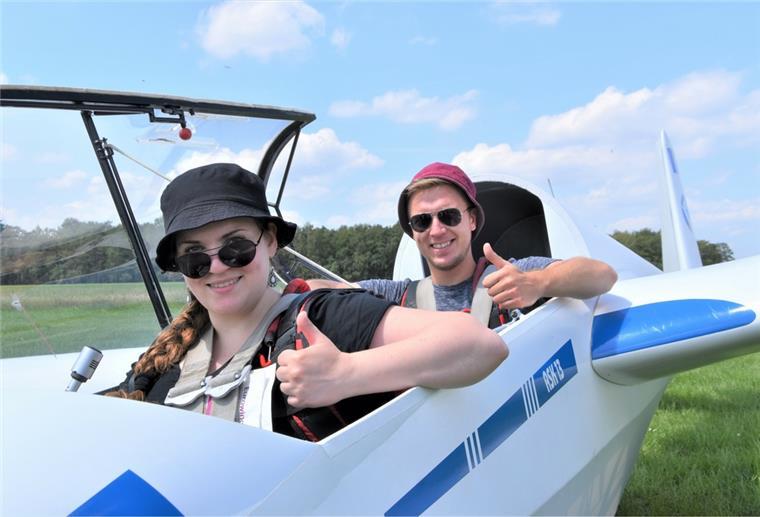 Hier gibt’s große Ferienabenteuer und Spaß in Bremerhaven Zwei Menschen im Segelflugzeug.