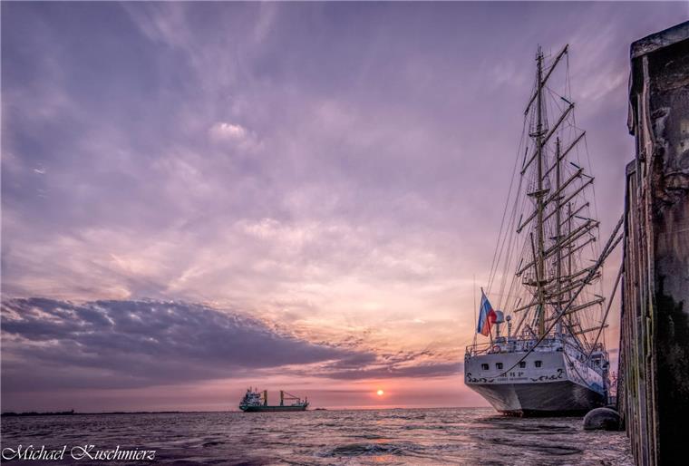 Einfach nur großartig: Michael Kuschmierz hat uns diese tolle Bild von der "Mir" an der Seebäderkaje währen des Seestadtfestes in Bremerhaven geschickt. 