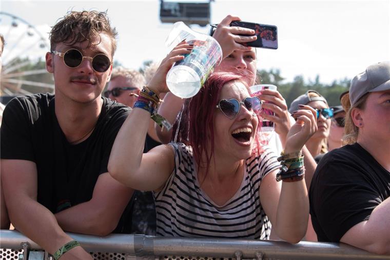 Hurricane Festival mit Live-Musik, Partys und Sonnenschein Einfach über den Kopf gießen: Bei schönem Wetter macht das Festival sichtlich Spaß.