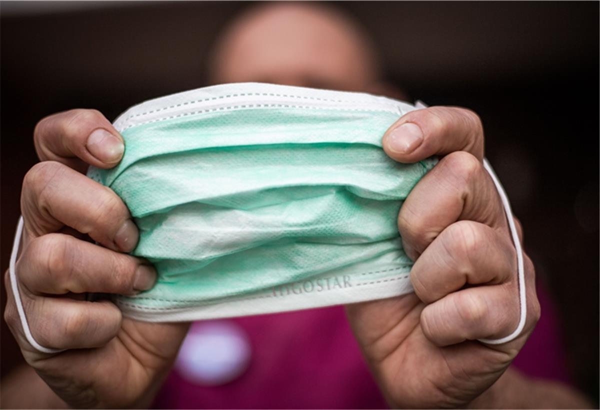 Einfache Schutzmasken können als störend empfunden werden, sie sind laut Dr. Tilman Kaethner aber in der Regel keine Gefahr für die Gesundheit.