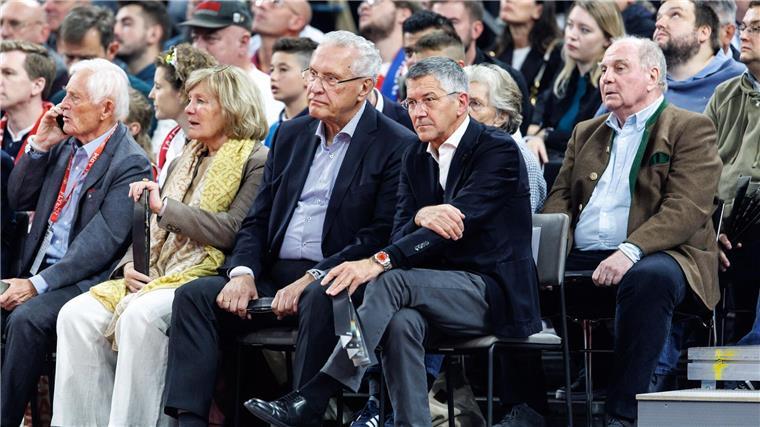 Bayern-Basketballer mit sportlichem Signal und Technik-Frust Einfache Stühle statt nobler Sessel für die VIPs: Bayerns Innenminister Joachim Herrmann, Vereinspräsident Herbert Hainer und Ehrenpräsident Uli Hoeneß.