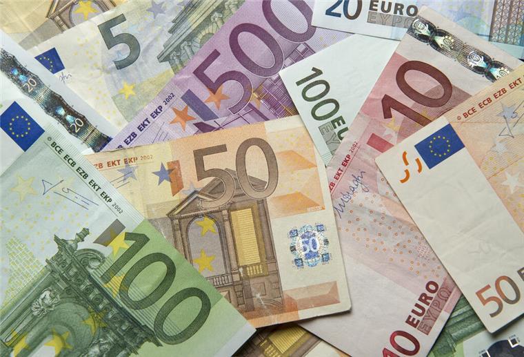 Freigegeben: Kindergeld wird erhöht! Doch es ändert sich noch mehr für Eltern Mehrere Geldscheine liegen auf einem Tisch.