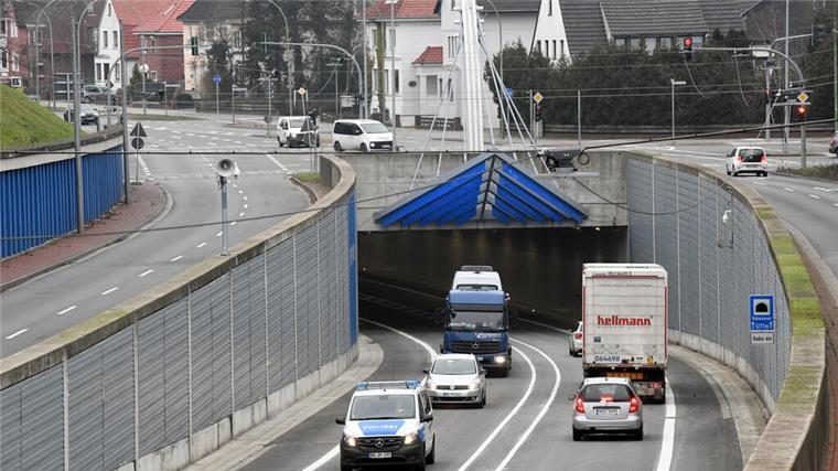Deshalb haben längst nicht alle Bremerhavener Handyempfang im Hafentunnel Einfahrt in den Hafentunnel.