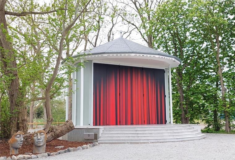 Eingebettet in eine mit Liebe zum Detail gestaltete Umgebung und ausgestattet mit Technik vom Feinsten: Die Konzertmuschels an der Nordseeallee in Tossens ist Butjadingens neuer Vorzeige-Veranstaltungsort.