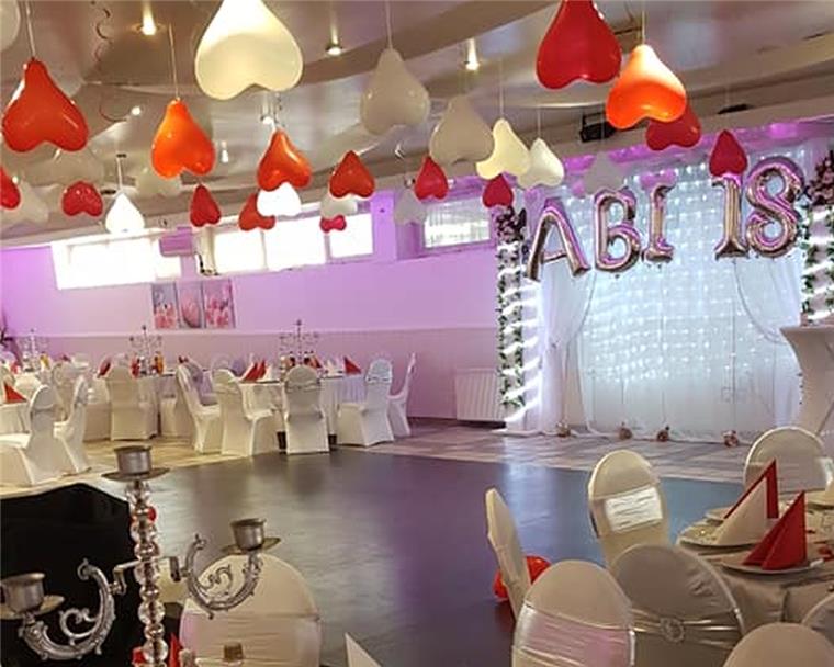Abifeier des NIG endet in Bremerhaven im Streit Eingedeckte Tische, Luftballons an der Decke und der Schriftzug „Abi 2018“ an der Wand zeigen das Foto von Anise Celik – es war alles vorbereitet für die große Abschlussparty der NIG-Schüler in Bremerhaven.