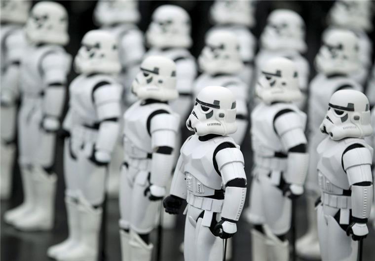 Star Wars zum Mitreden: Das Wichtigste über die Saga Eingefleischte Fans wissen alles über die "Star-Wars"-Saga. Für die anderen gibt es noch ein paar Informationen. Foto dpa