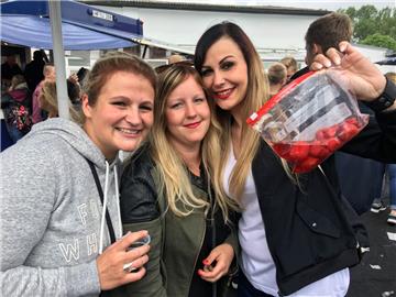 Eingelegte Erdbeeren sind der Hammer (die Frauen auf dem Foto auch).