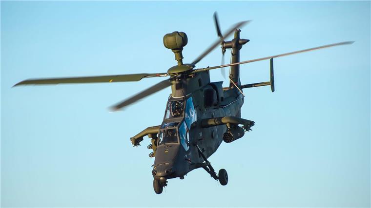Bundeswehr übt nachts Tiefflug mit Kampfhubschraubern Eingesetzt werden vier Kampfhubschrauber und ein Übungshubschrauber. (Symbolbild)