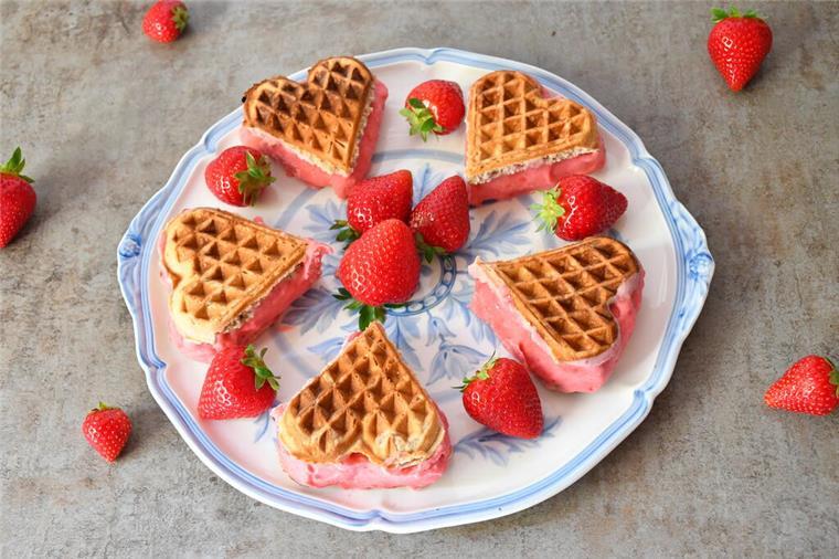 Nasch-Alarm: Rote Früchtchen treffen Eiscreme – so leicht geht Sandwich-Erdbeereis! Rote Versuchung: Erdbeeren jetzt besonders aromatisch und erntefrisch, perfekt für ein Sandwisch-Erdbeereis.