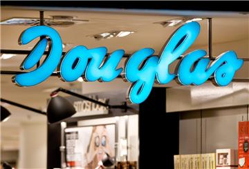 Das Logo des Parfümerie- und Handelskette «Douglas» ist in einem Kaufhaus zu sehen. 
