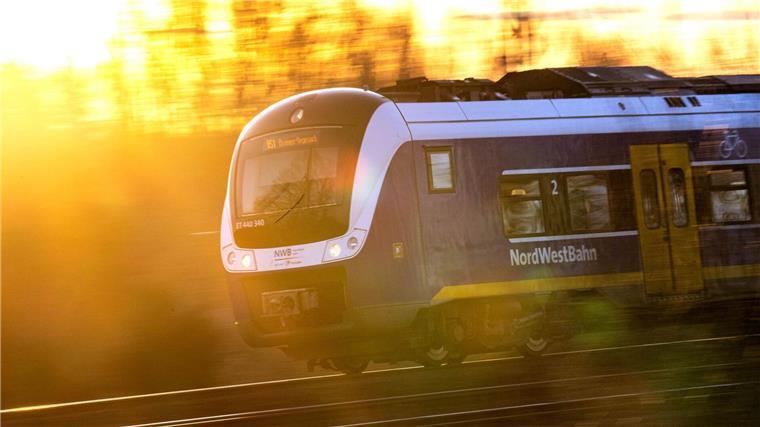 48 Reisende sitzen stundenlang bei Hitze in Bahn fest Einige Fahrgäste wählten laut der Bundespolizei den Notruf, nachdem der Zug infolge eines Defekts auf freier Strecke stoppen musste. (Symbolbild)