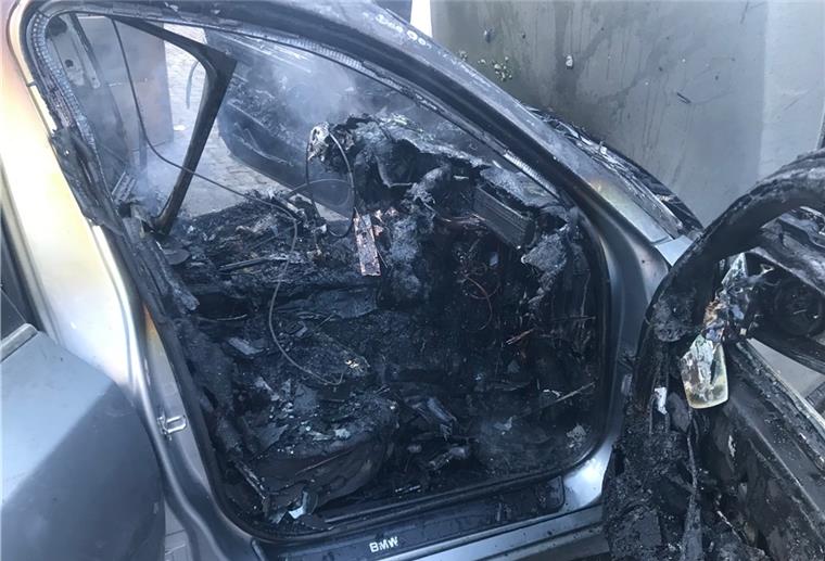 Lehe: Mehrere Autos brennen in Garagen Einige Fahrzeuge wurden stark beschädigt oder ganz zerstört.