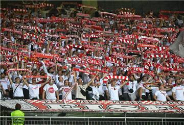 Die Fans von Union Berlin halten ihre Schals hoch.