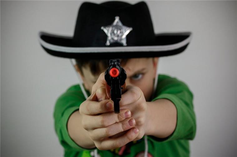 Faschingsfeiern ohne "Waffen": Übertrieben oder sinnvoll? Einige Grundschulen im Cuxland setzen auf Gewaltfreiheit und verzichten deshalb bewusst auf Waffen zum Karneval
