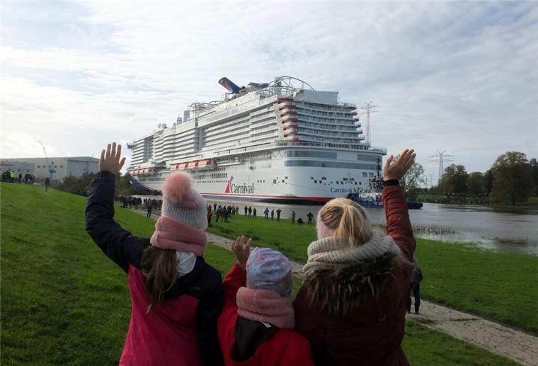 „Carnival Jubilee“ meistert Emsüberführung - Übergabe in Bremerhaven Einige Hundert Schaulustige säumten den Emsdeich, um der "Carnival Jubilee" zu winken.