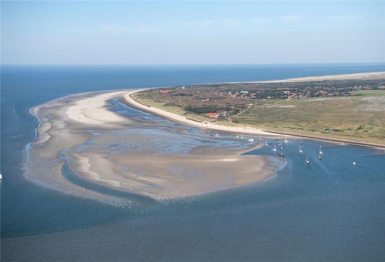 Klima-Alarm: Unsere Nordsee-Inseln versinken Die ostfriesische Insel Spiekeroog. Von einem Fischkutter aus sollen drei Männer vor der ostfriesischen Insel Spiekeroog versucht haben, in der Nordsee schwimmendes Kokain einzusammeln, um es dann für den Weiterverkauf an Land zu bringen. (zu dpa: «Drogendeal auf hoher See? Prozess gegen mutmaßliche Händler»)