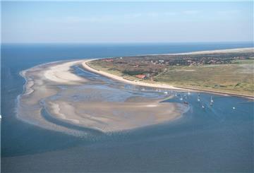 Die ostfriesische Insel Spiekeroog. Von einem Fischkutter aus sollen drei Männer vor der ostfriesischen Insel Spiekeroog versucht haben, in der Nordsee schwimmendes Kokain einzusammeln, um es dann für den Weiterverkauf an Land zu bringen. (zu dpa: «Drogendeal auf hoher See? Prozess gegen mutmaßliche Händler»)