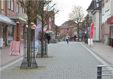 Einige Läden geöffnet, andere geschlossen: Die Zevener Fußgängerzone gab am Dienstag ein uneinheitliches Bild ab.