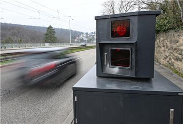 Ein Auto fährt auf einer Zufahrtsstraße zur Innenstadt von Stuttgart an einem Blitzer zur Geschwindigkeitskontrolle vorbei.