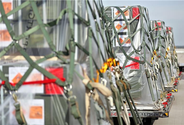 Artillerie und Panzer: Was andere Nato-Staaten in die Ukraine liefern Kisten mit Waffen und Munition der Bundeswehr warten am 24.09.2014 auf ihre Verladung auf dem Flughafen Leipzig/Halle in Schkeuditz (Sachsen).