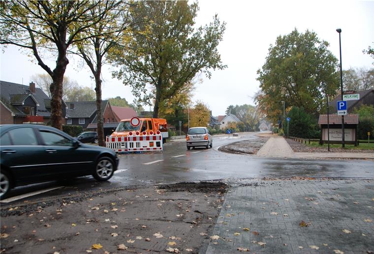 Ortsdurchfahrt Neuenwalde ist wieder frei Einige nutzten schon am Freitagmorgen die sanierte Ortsdurchfahrt in Neuenwalde. Am Nachmittag war dann auch die letzte Bake abgebaut.