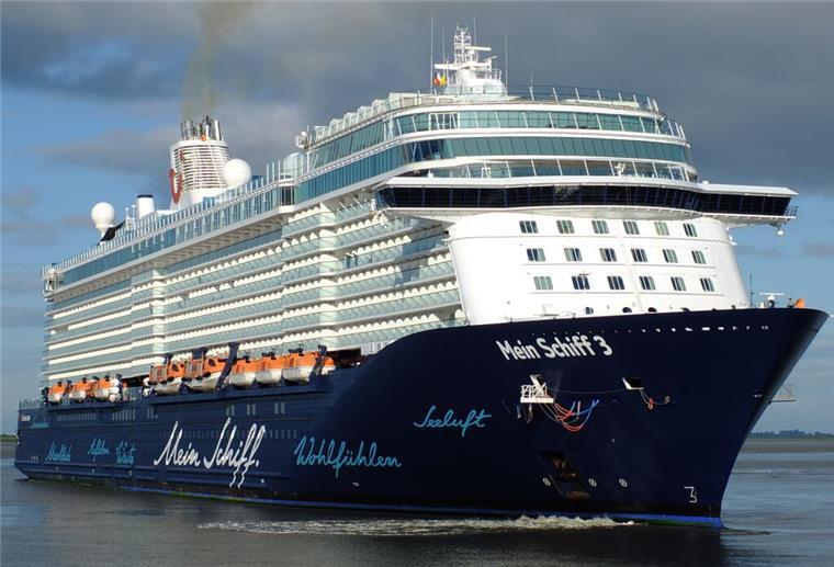 Die Mein Schiff 3 fährt auf dem Wasser. Urlauber sollten aufpassen, denn einige Souvenirs sind auf diesem Kreuzfahrtschiff verboten.