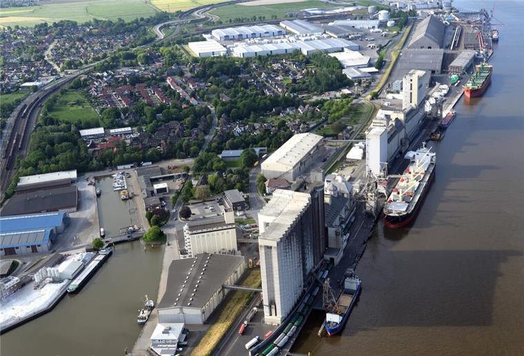 Einige Tage länger als geplant muss ein Massengutfrachter im Braker Hafen (Archivbild) liegen. 