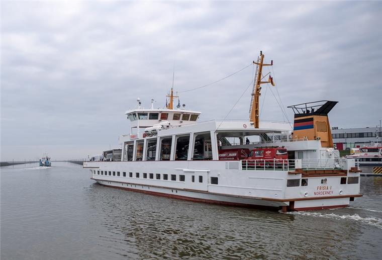 Die Fähre "MS Frisia I" verlässt den Hafen auf dem Weg nach Norderney.