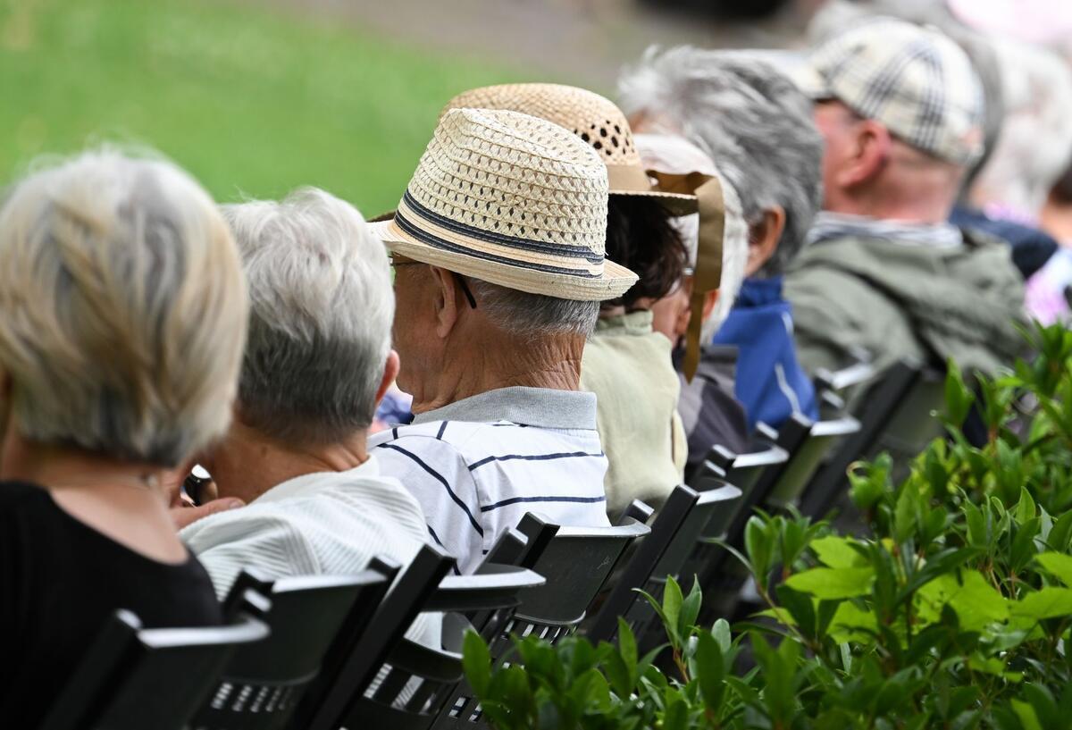 Aktivrente kommt! So viele Rentner in Deutschland arbeiten jetzt schon Symbolbild für jüngere Rentner häufig noch beruflich aktiv: Senioren sitzen auf Stühlen und Bänken in einem Park.