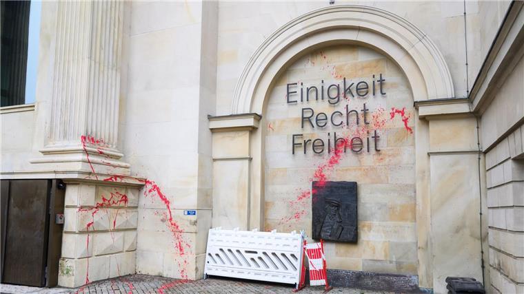Einigkeit, Recht und Freiheit – mit roter Farbe beschmiert.
