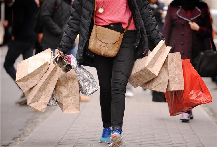 FDP will mehr verkaufsoffene Sonntage Einkaufen als Freizeitbeschäftigung: Der Einzelhandel könnte verlorene Umsätze aufholen, wenn er öfter an Sonntagen öffnen darf. Foto: Dominic Lipinski/dpa