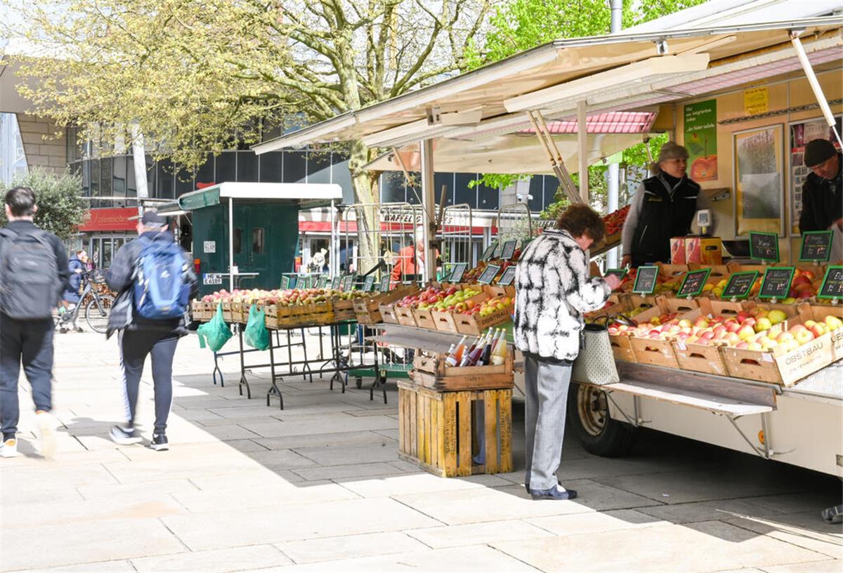 Steht der Wochenmarkt in Bremerhavens City vor dem Aus? Einkaufen auf dem Wochenmarkt in der Innenstadt. Das Angebot ist vielen Menschen wichtig.