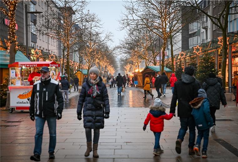 Letzte Chance zum Weihnachtsbummel genutzt Einkaufen in der Bremerhavener Innenstadt am dritten Adventssonnabend. In der „Bürger“ war viel los, ebenso in der „Oberen Bürger“. Im Vergleich zu 2019 bummelten aber wesentlich weniger Menschen durch die Innenstadt. Foto: Scheschonka