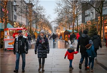Einkaufen in der Bremerhavener Innenstadt am dritten Adventssonnabend. In der „Bürger“ war viel los, ebenso in der „Oberen Bürger“. Im Vergleich zu 2019 bummelten aber wesentlich weniger Menschen durch die Innenstadt. Foto: Scheschonka