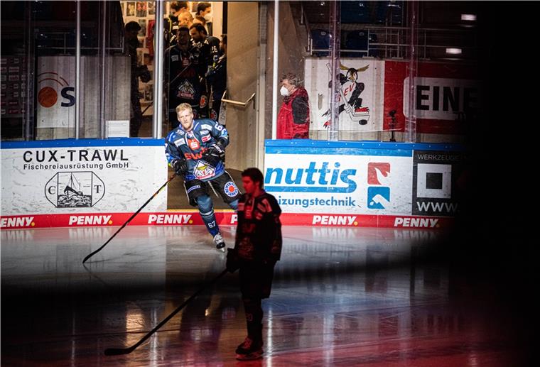 Ein teurer Spaß für die Fischtown Pinguins Einlauf der Pinguins-Spieler in die Eisarena. Heimspiele ohne Zuschauer verursachen nur Kosten, bringen aber nichts ein.