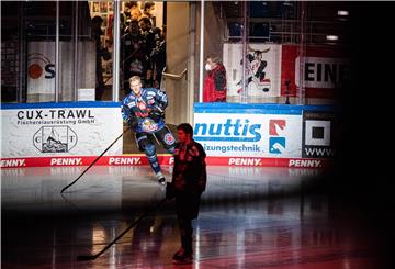 Einlauf der Pinguins-Spieler in die Eisarena. Heimspiele ohne Zuschauer verursachen nur Kosten, bringen aber nichts ein.
