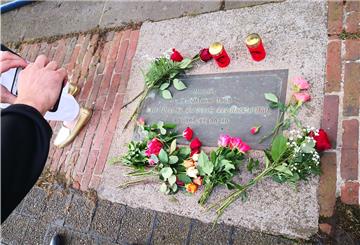 Einmal dort stehen, wo Elvis an Land ging: Elvis-Fans an der Columbuskaje. Foto: Wessolowski