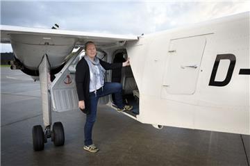 Einmal im Monat fliegt die Bremerhavener Kinderärztin Frauke Metz nach Helgoland, um dort die kleinen Patienten zu versorgen.