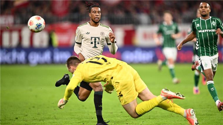 Werder-Debütant Hein: Vier Gegentore und trotzdem „top“ Einmal klärt Werder-Torwart Karl Hein auch weit vor seinem Tor mit dem Kopf.