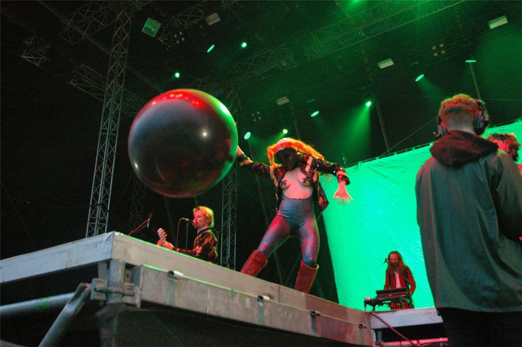Einmal mehr eine ebenso schrille wie bunte Show lieferten Bonaparte.