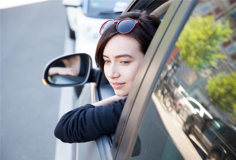 Heuschnupfen und Autofahren: Darauf muss geachtet werden ILLUSTRATION - Einmal tief durchatmen, bitte: Das ist für Heuschnupfen-Allergiker am Steuer aber manchmal gar nicht so einfach. (zu dpa: «Darauf sollte man mit Heuschnupfen beim Autofahren achten») Foto: Christin Klose/dpa-tmn - Honorarfrei nur für Bezieher des dpa-Themendienstes +++ dpa-Themendienst +++