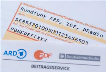 Ein Anschreiben zur Anmeldung für die Rundfunkgebühren liegt auf einem Überweisungsträger