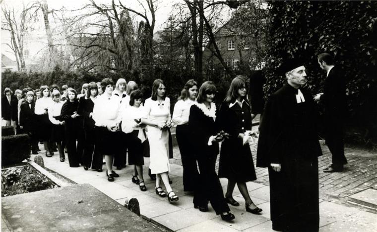 Konfirmation einst und jetzt: In Nordenham feiert man mit der Familie Einmarsch der Konfirmanden im Jahr 1975. Seither hat sich viel verändert.