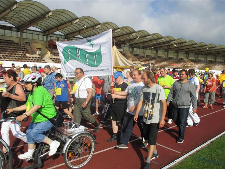 850 Akteure beim 27. Behindertensportfest im Nordsee-Stadion Einmarsch der Mitwirkenden: Mit Musik erobern die behinderten Sportler die Arena des Nordsee-Stadions.