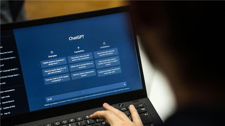 Schülerprojekt zu Umgang mit Künstlicher Intelligenz Ein Mensch gibt einen Text in ChatGPT ein.