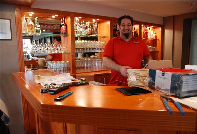Lunestedt: Neuer Gastronom im „Dorfkrug“ eröffnet trotz Corona Einräumen und mutig nach vorn: Marco de Matos blickt für den „Dorfkrug“ in Lunestedt kämpferisch und optimisch in die Zukunft