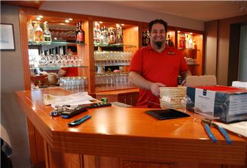 Einräumen und mutig nach vorn: Marco de Matos blickt für den „Dorfkrug“ in Lunestedt kämpferisch und optimisch in die Zukunft